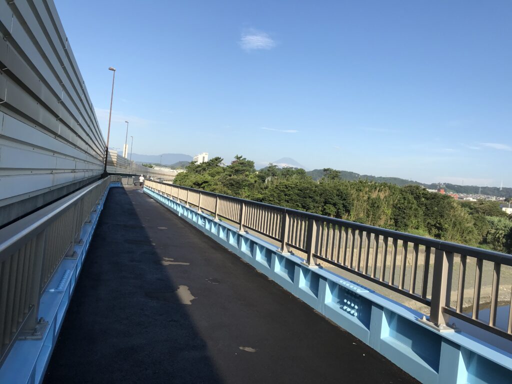 太平洋岸自転車道路大磯区間スタート地点からすぐに橋を渡る