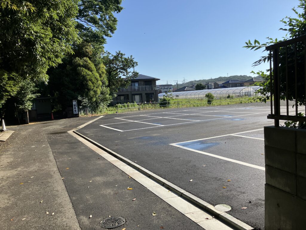 六所神社駐車場です。