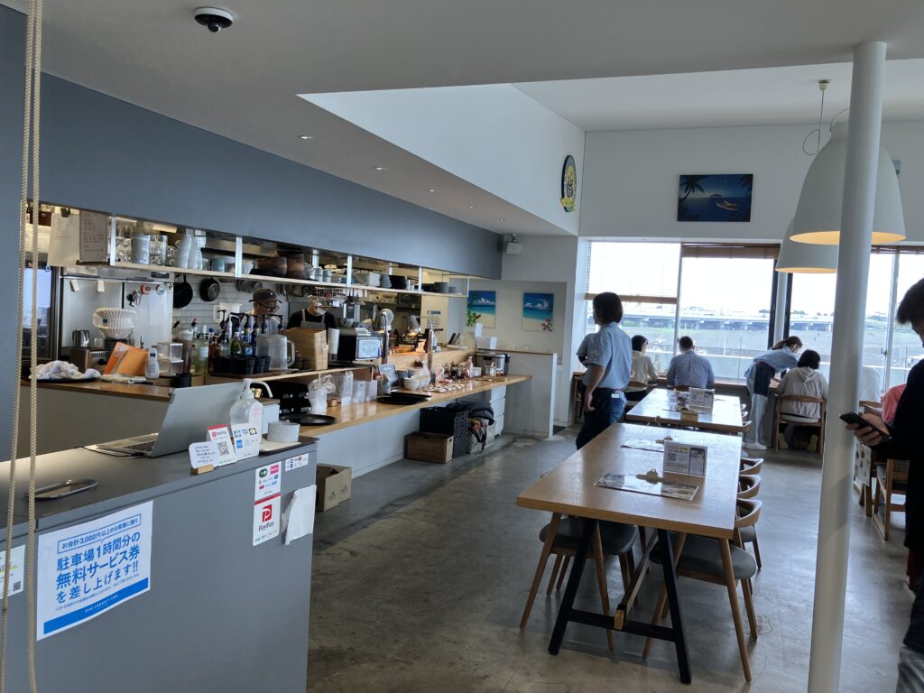 OISO CONNECT　CAFE　E　店内