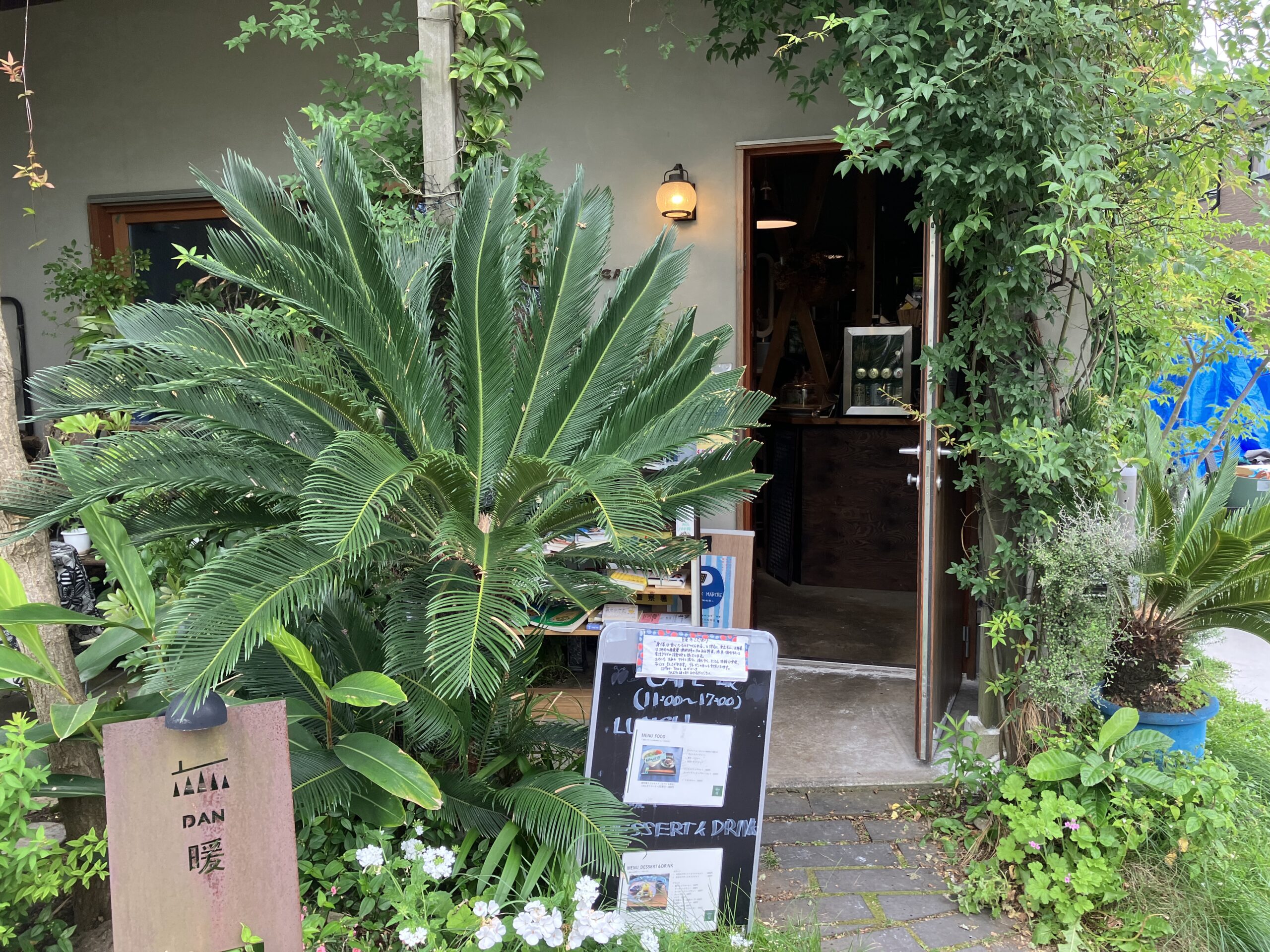 緑に囲まれた大磯カフェ暖入口