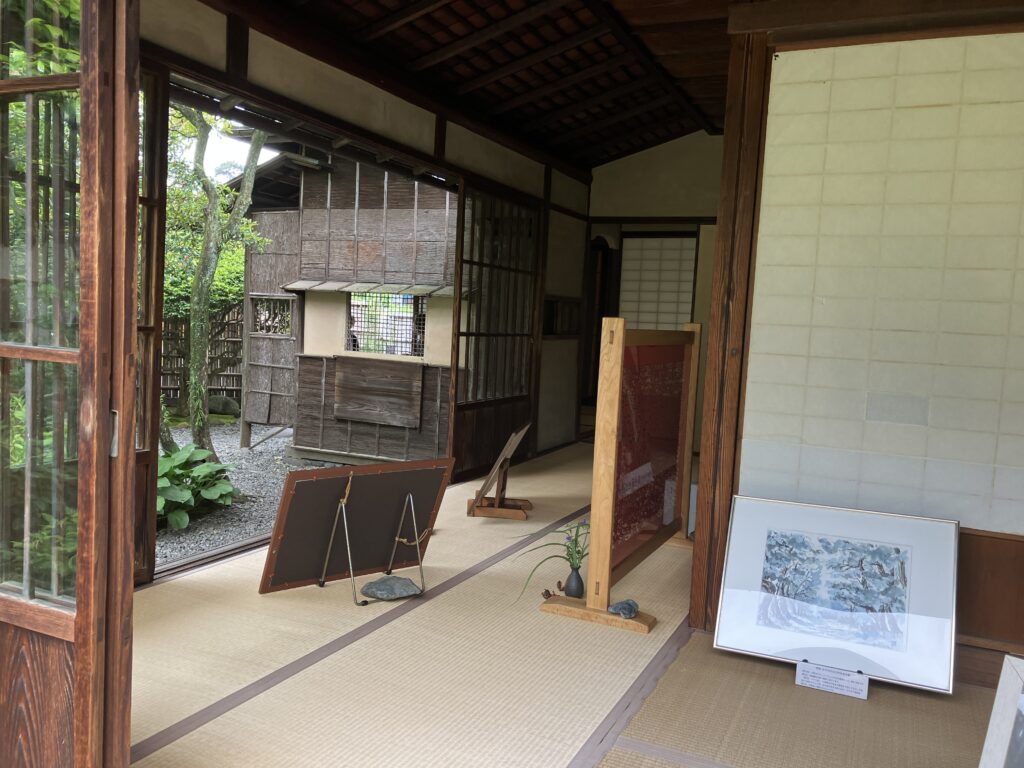 大磯旧島崎藤村邸室内から庭を眺める