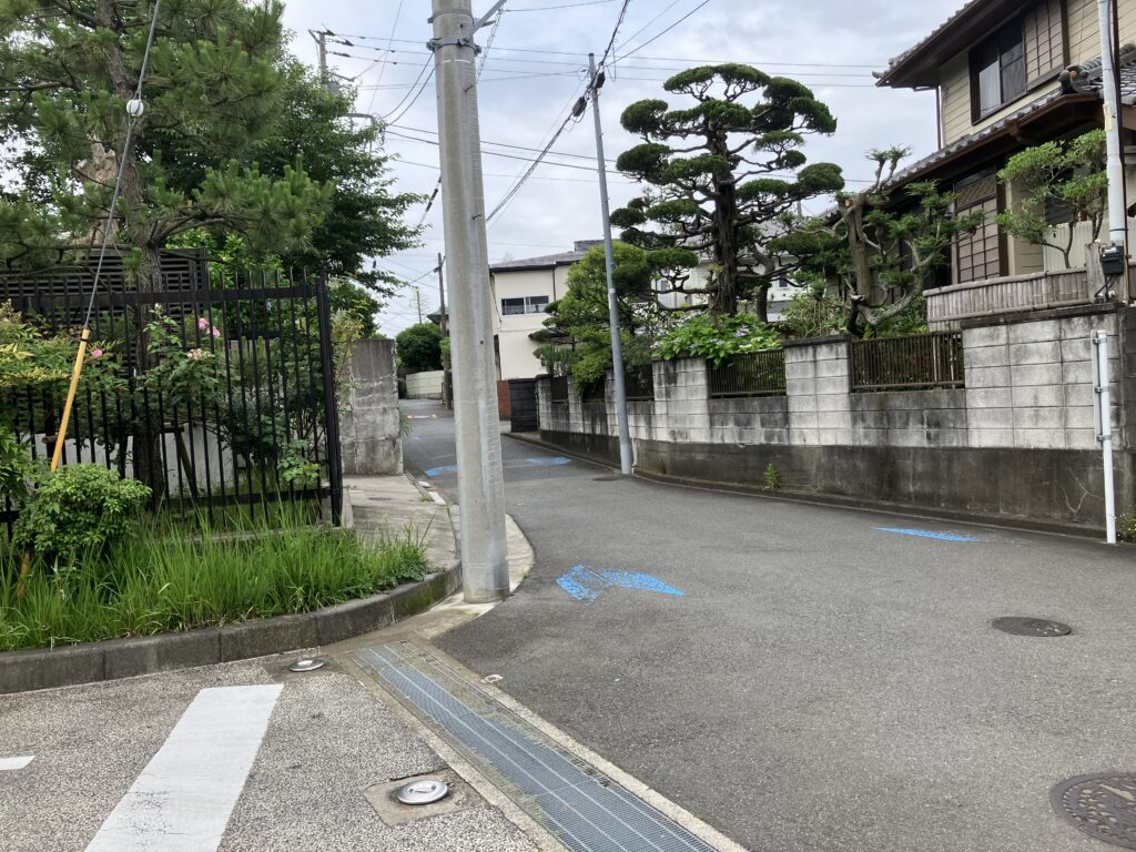 旧吉田茂邸駐車場出口出て左側に