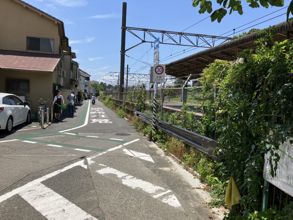 線路に沿って歩きます。