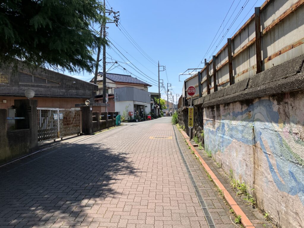 また線路に沿って歩きます。