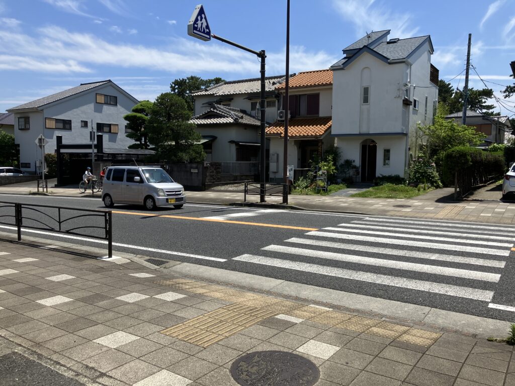 国道1号線の横断歩道渡ります。