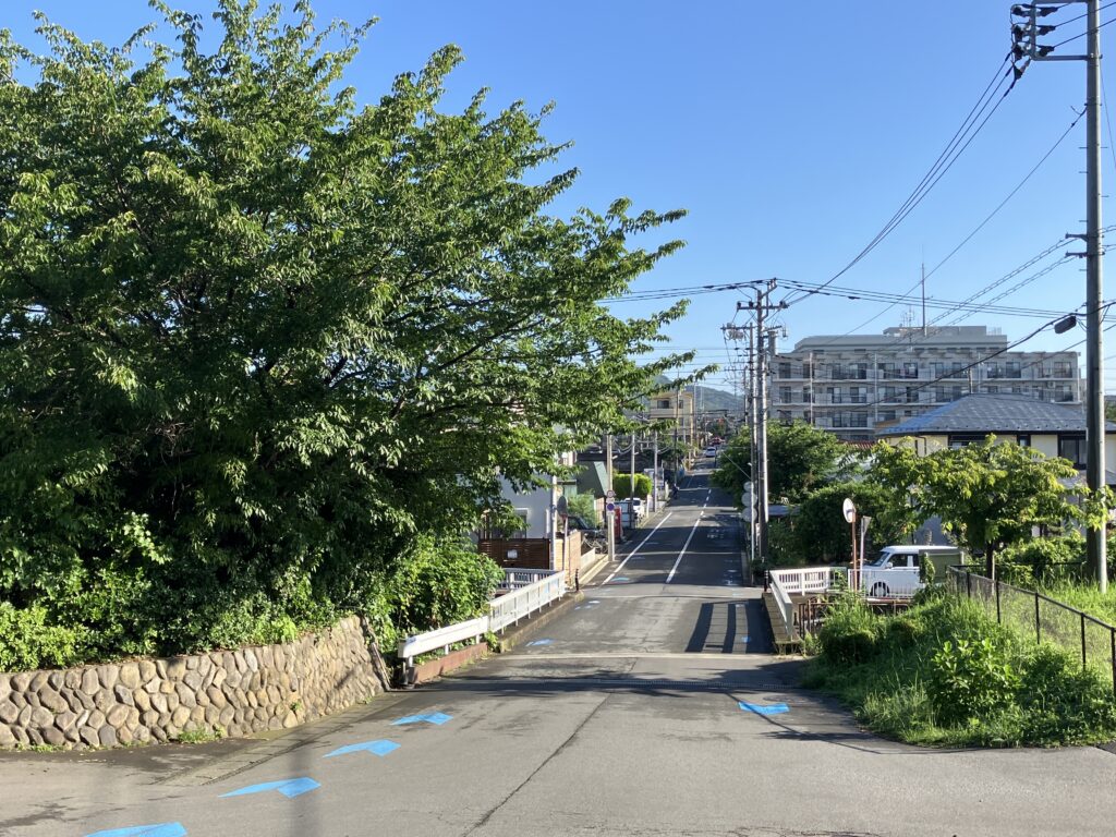 綺麗な川の橋を渡ります。