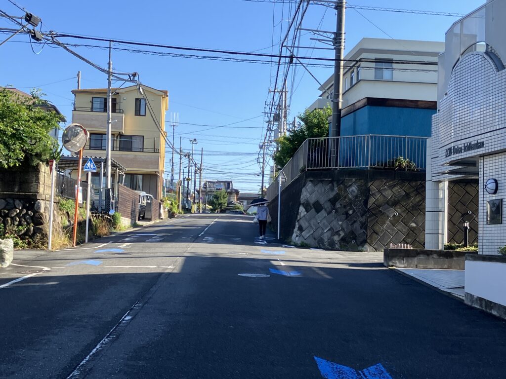 突き当りが国道一号線になります。