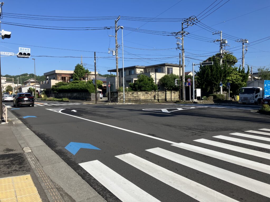 横断歩道渡ります。