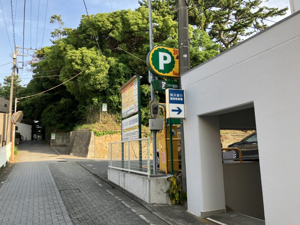 横浜銀行大磯支店駐車場裏手に在ります。