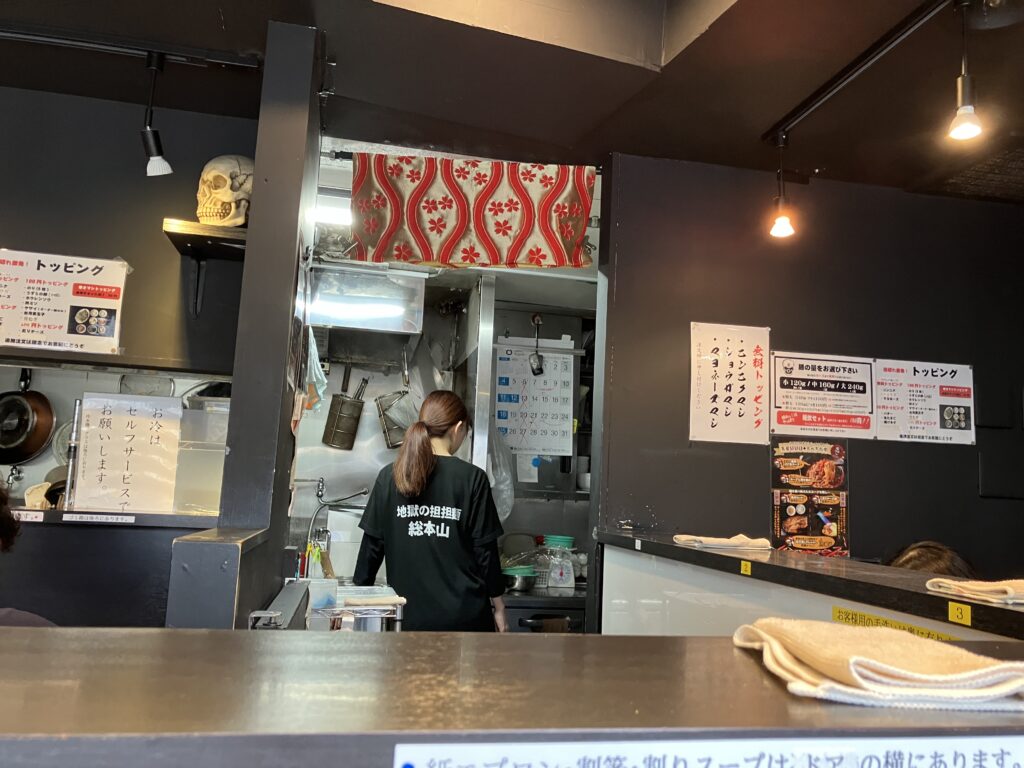 平塚地獄の担々麺天竜本店の店内