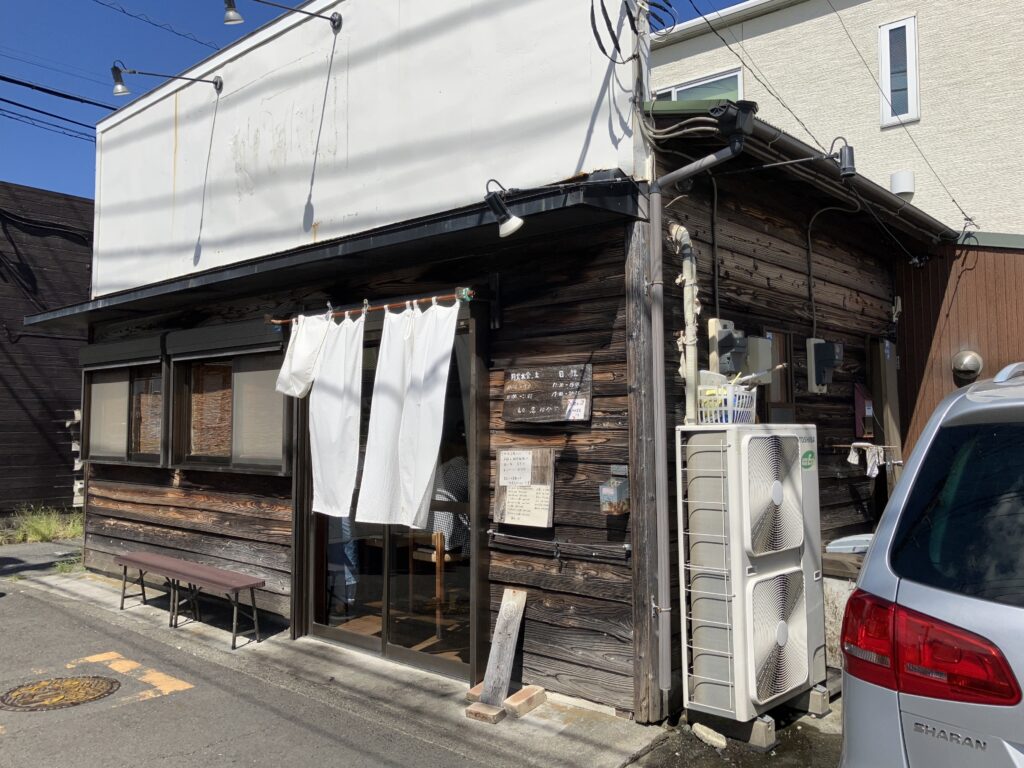 平塚麺や八雲右脇が駐車場