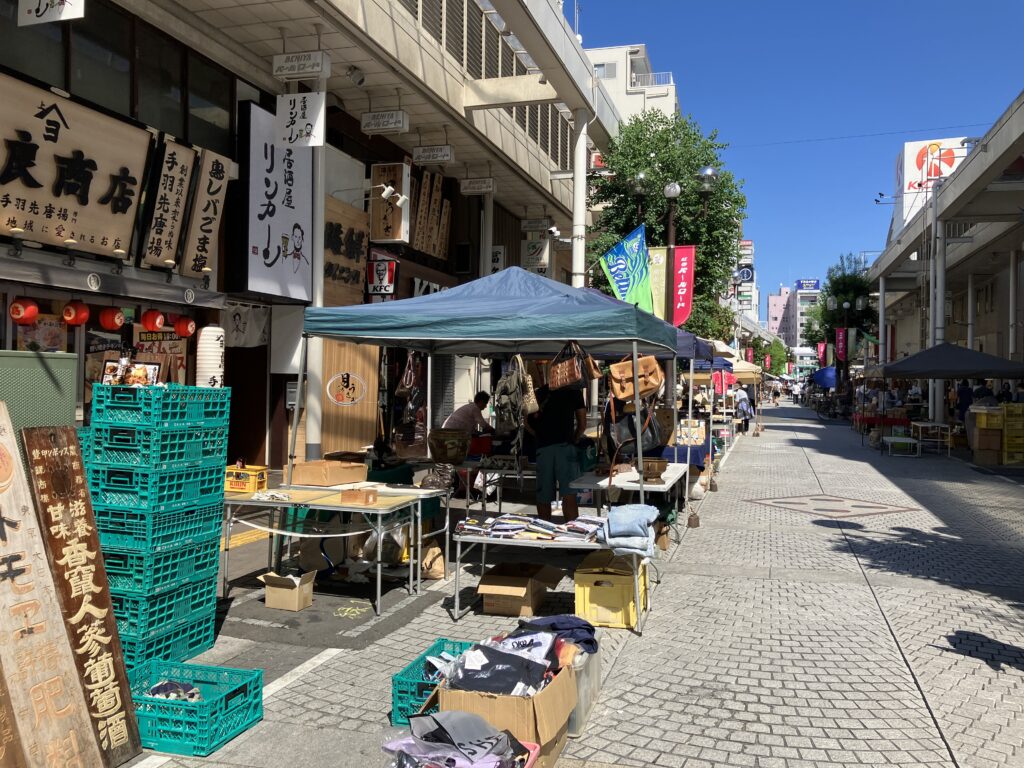 ひらつか駅前骨董市