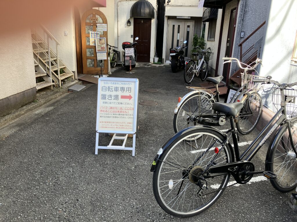 平塚竹岡式ラーメンなないろ食堂自転車置き場