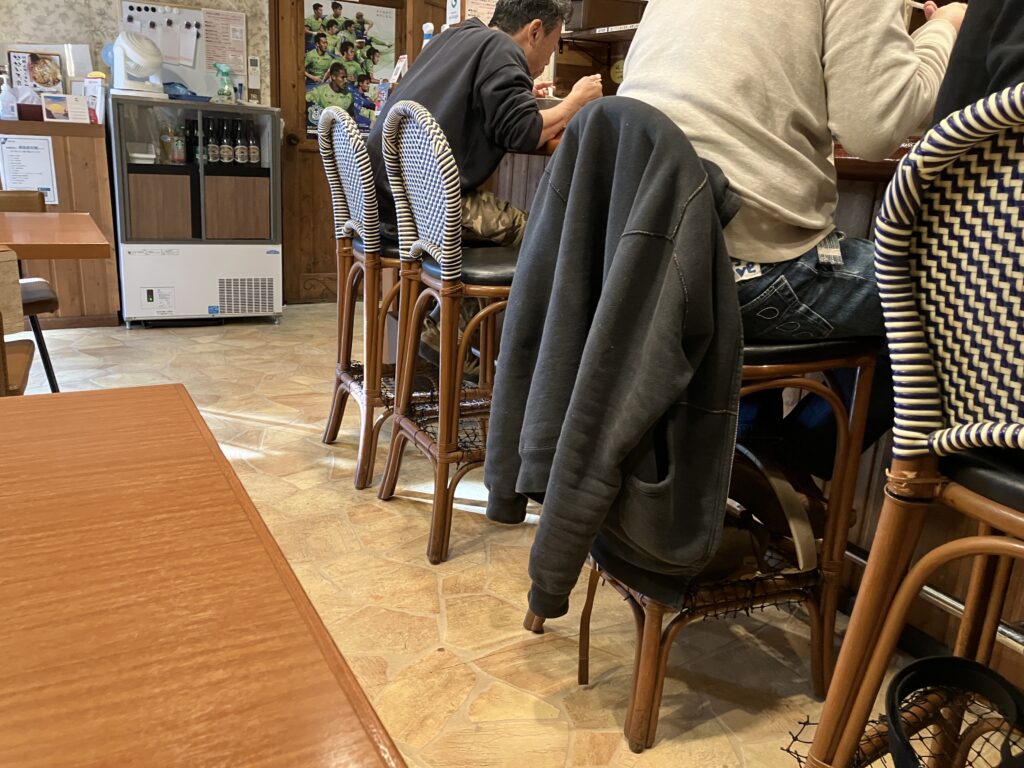 平塚竹岡式ラーメンなないろ食堂店内カウンター席