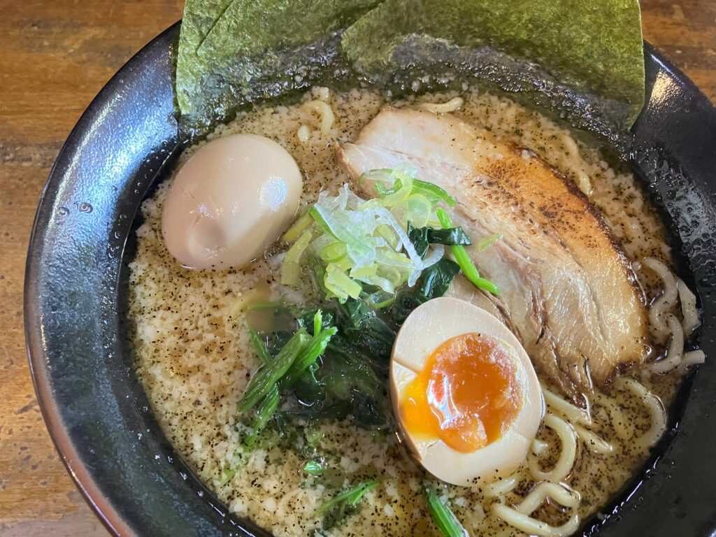 平塚ラーメンうまみ屋極上マー油らーめん煮玉子