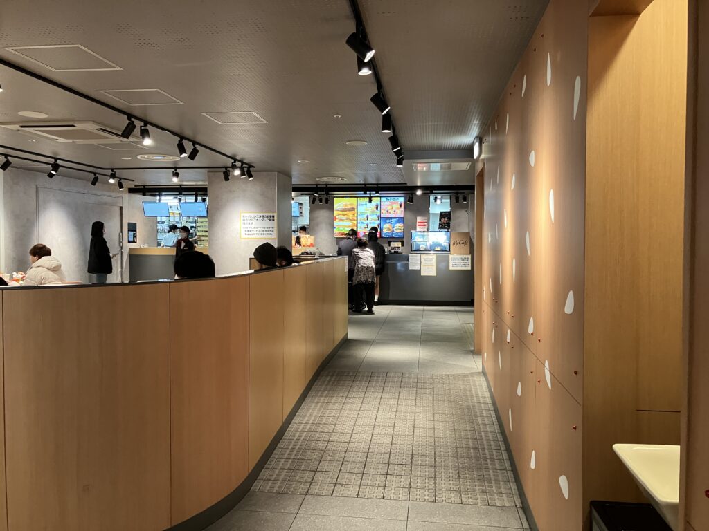 マクドナルドラスカ平塚店店内