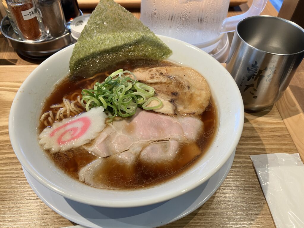 平塚ラーメンおダシと銀しゃり中華そば 新たの淡麗中華そば