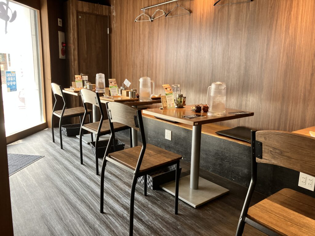 平塚おダシと銀しゃり中華そば 新た店内