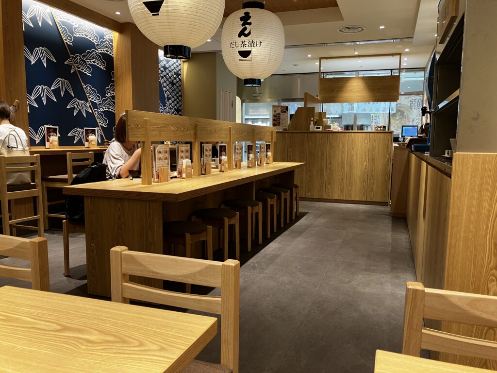 平塚だし茶漬け＋肉うどん えんカウンター席