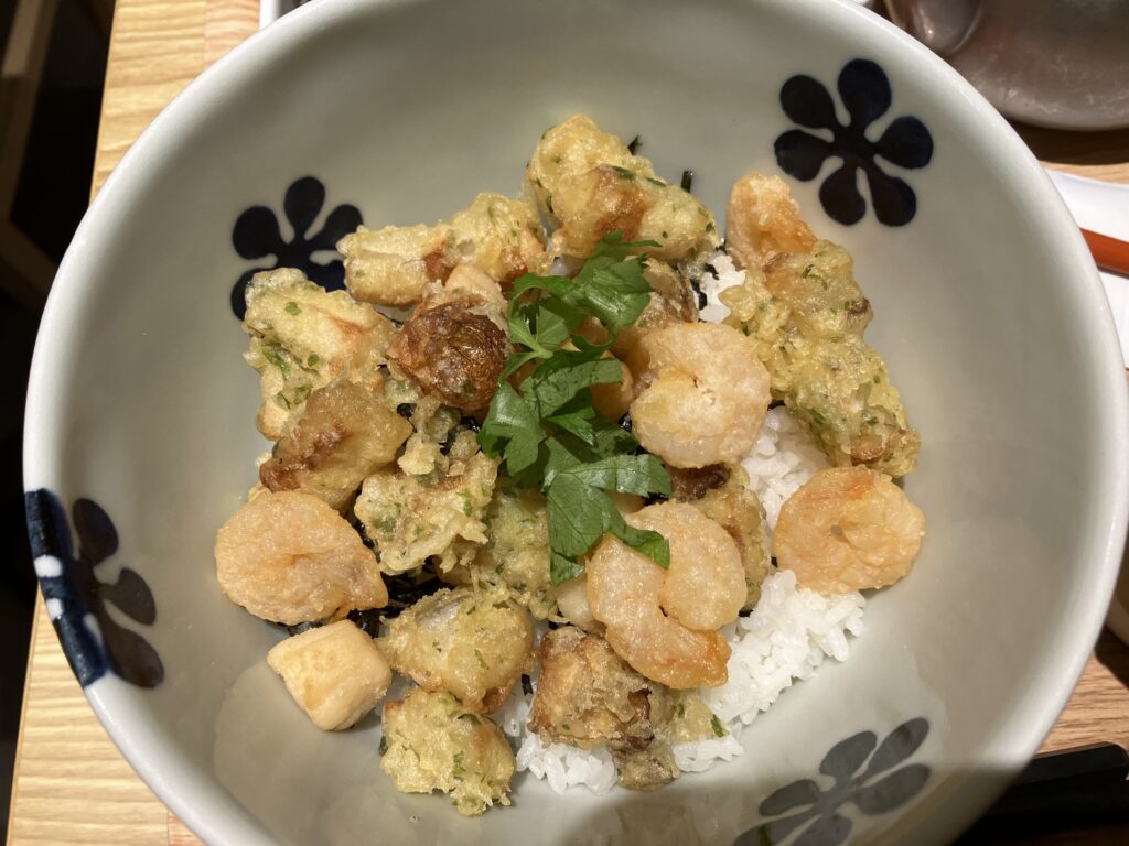 だし茶漬け＋肉うどん えん小海老・貝柱・磯天が乗っています。