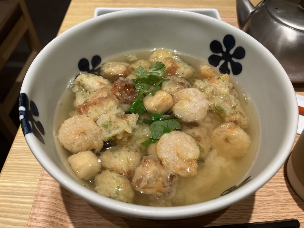 だし茶漬け＋肉うどん えん小海老・貝柱・磯天に出汁をかける。