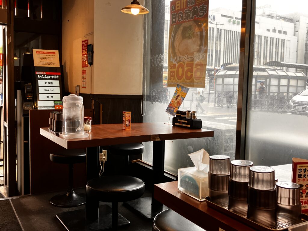 横浜家系ラーメン壱角家平塚駅前店の店内
