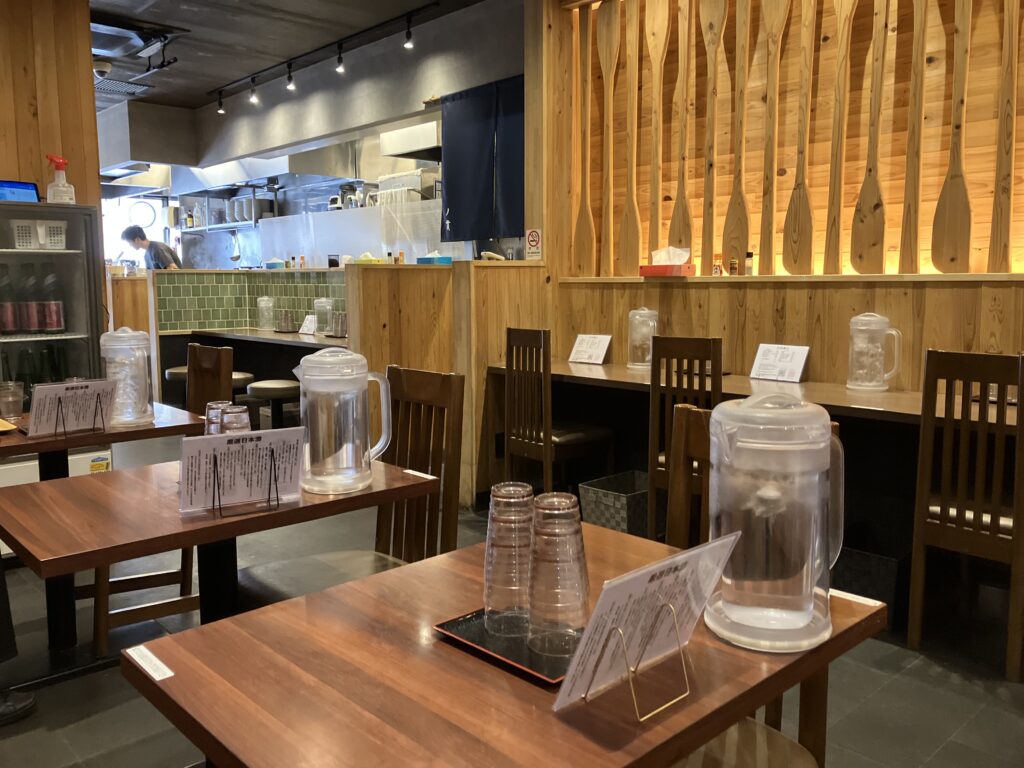 平塚ラーメン湘南の貴店内