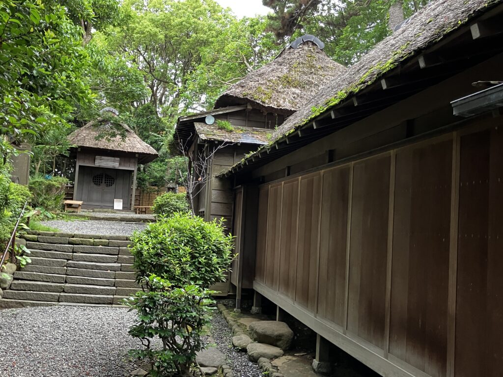 大磯観光日本三大俳諧道場鴫立庵茅葺の屋根