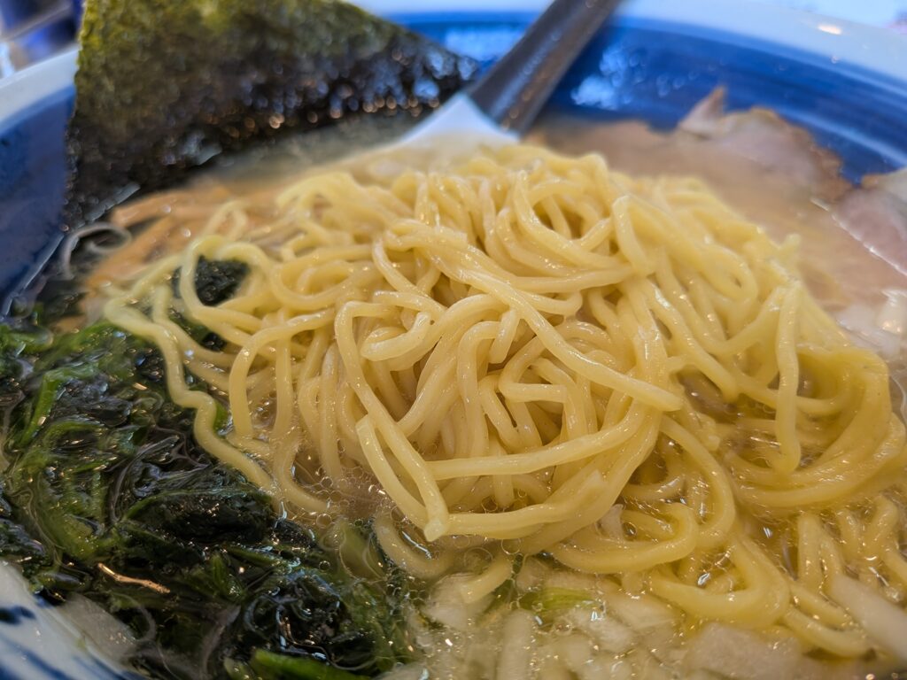 大磯ラーメンらぁー麺 しお喜細めのストレート麺